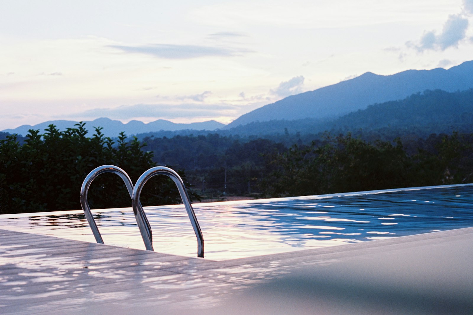 Piscina al aire libre con la cordillera al fondo