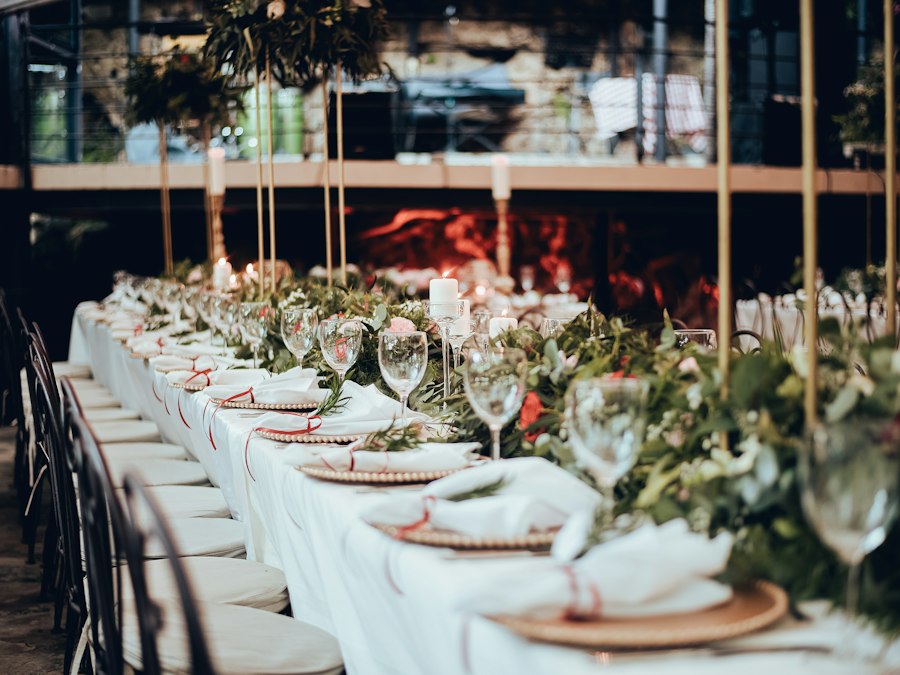 Mesa larga vestida y servida para una cena formal